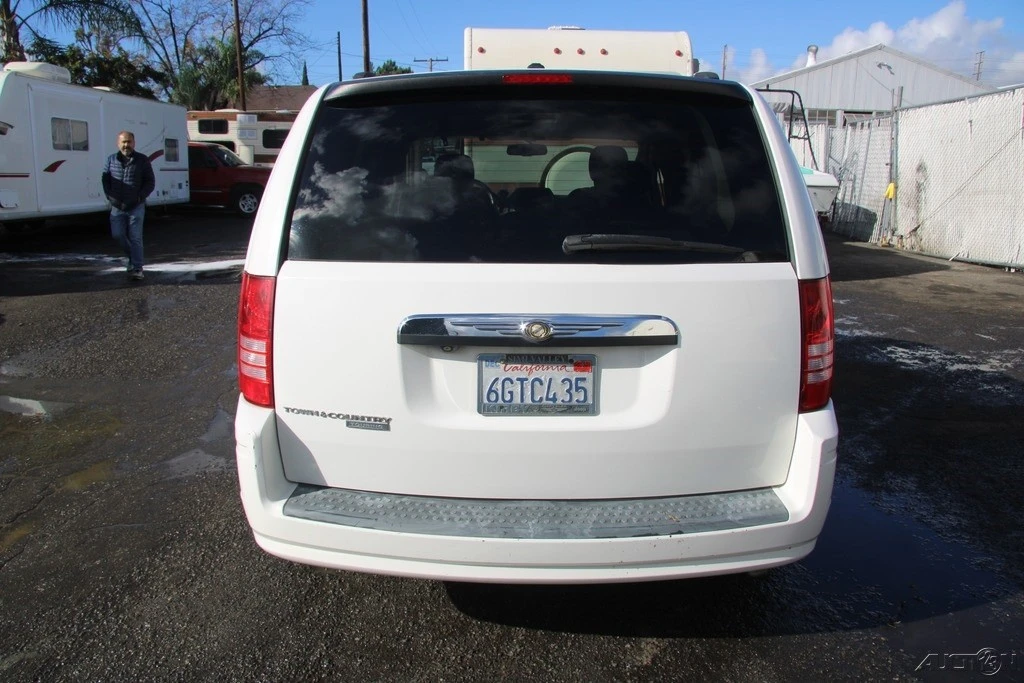 2008 Chrysler Town & Country - Image 5 of 21