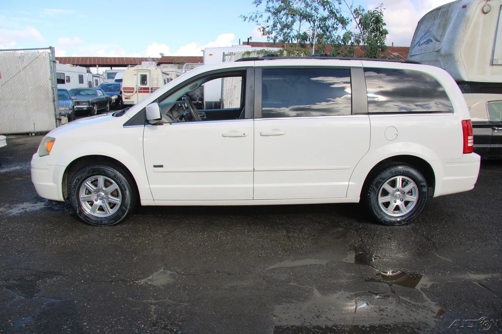 2008 Chrysler Town & Country - Image 3 of 21