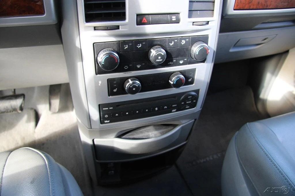 2008 Chrysler Town & Country - Image 18 of 21