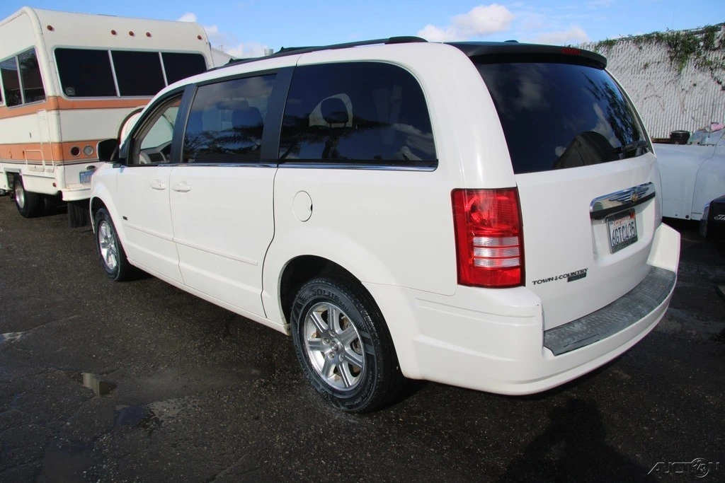 2008 Chrysler Town & Country - Image 4 of 21