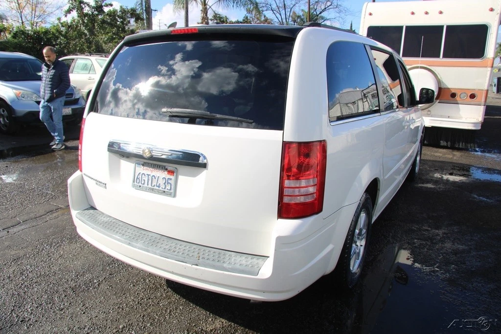 2008 Chrysler Town & Country - Image 6 of 21