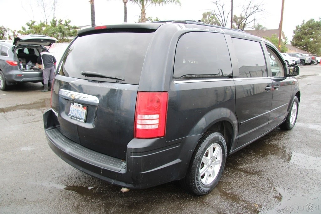 2008 Chrysler Town & Country - Image 6 of 21