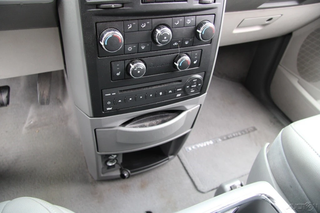 2008 Chrysler Town & Country - Image 17 of 21