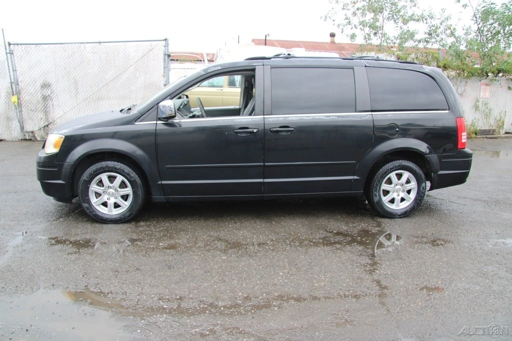 2008 Chrysler Town & Country - Image 3 of 21