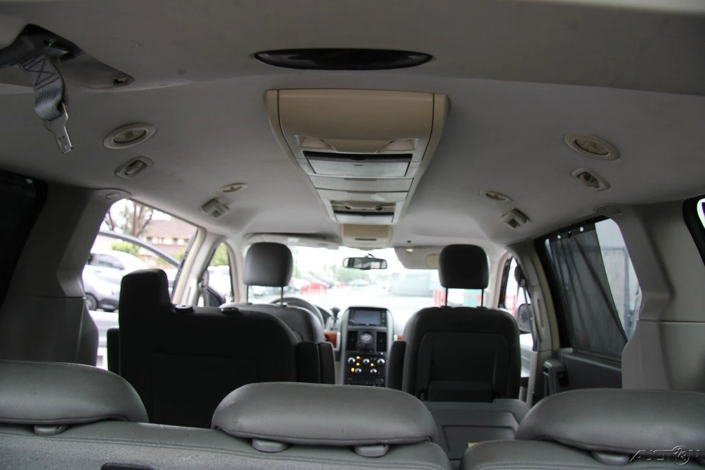 2008 Chrysler Town & Country - Image 20 of 21