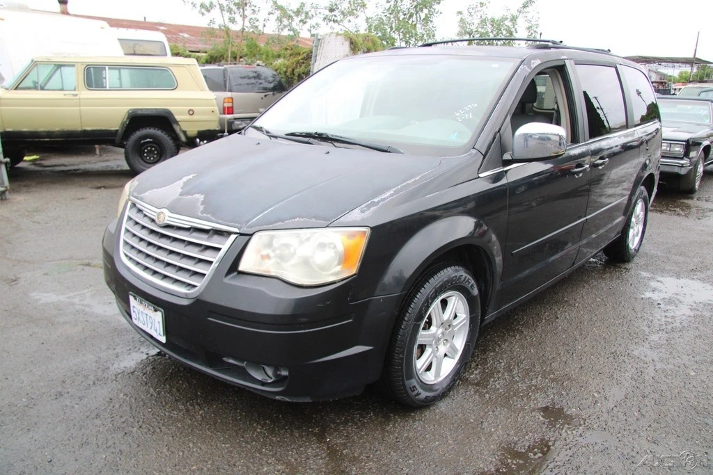 2008 Chrysler Town & Country - Image 2 of 21