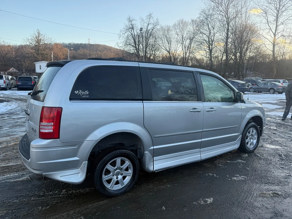 2008 Chrysler Town & Country - Image 5 of 20