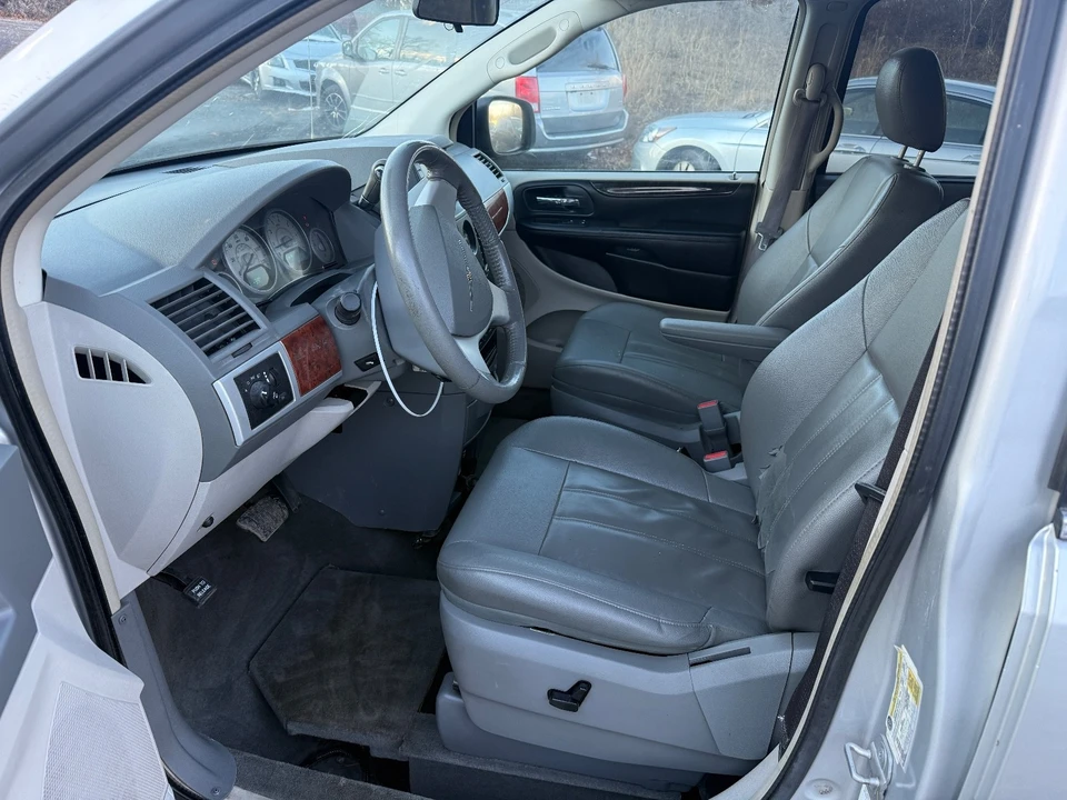 2008 Chrysler Town & Country - Image 9 of 20