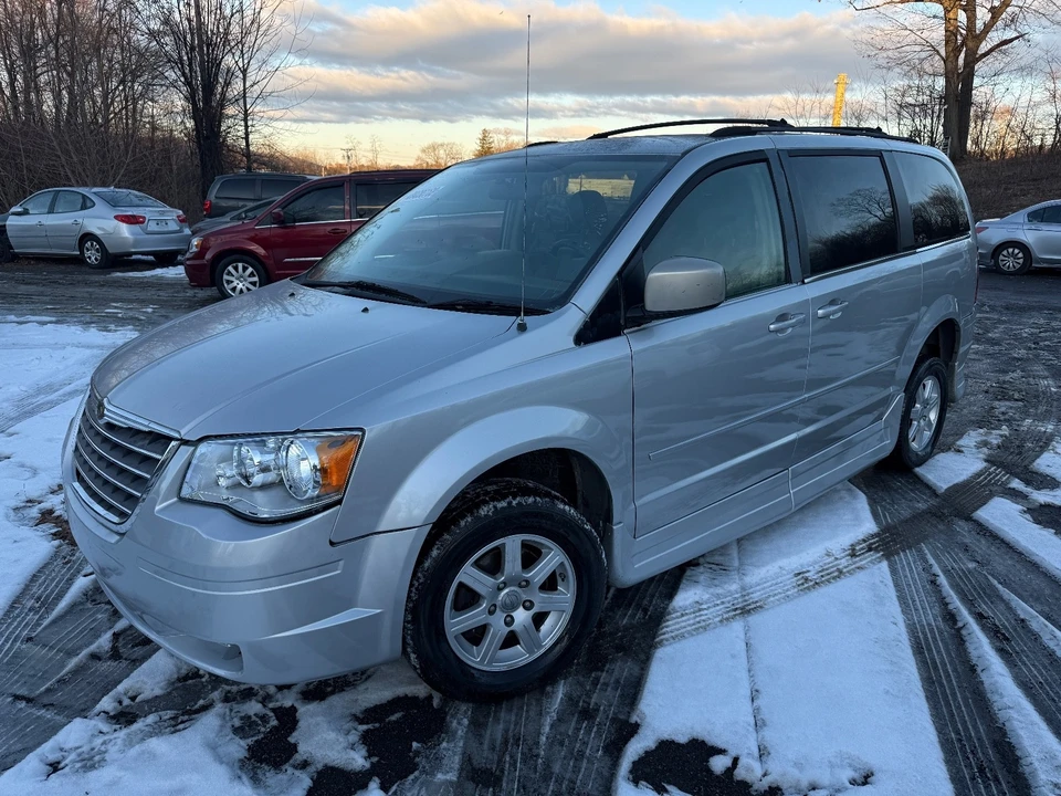 2008 Chrysler Town & Country - Image 2 of 20