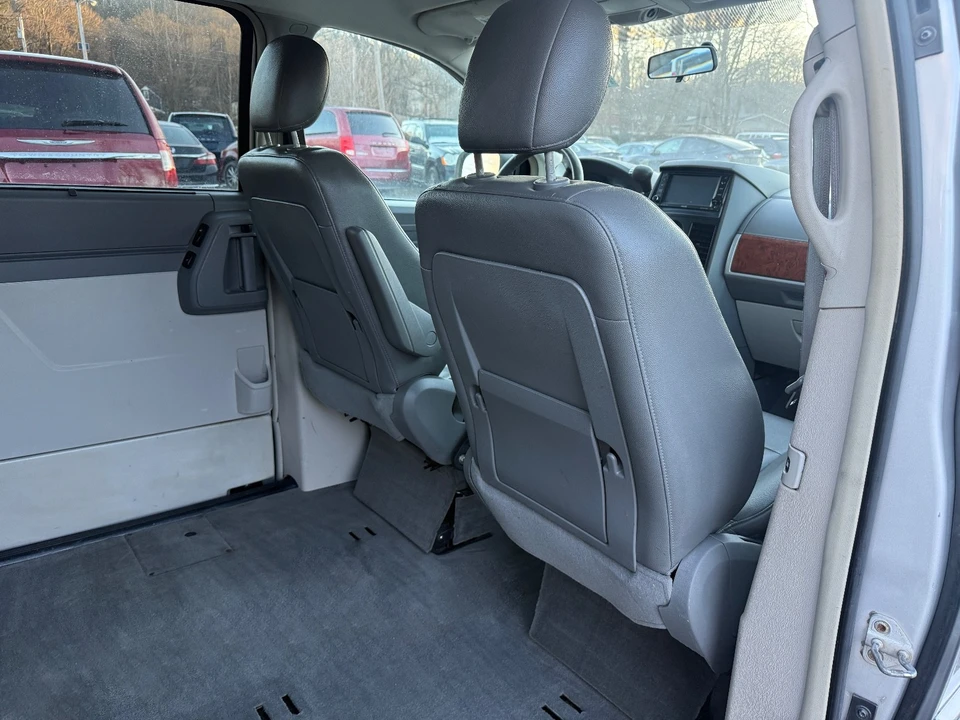 2008 Chrysler Town & Country - Image 17 of 20