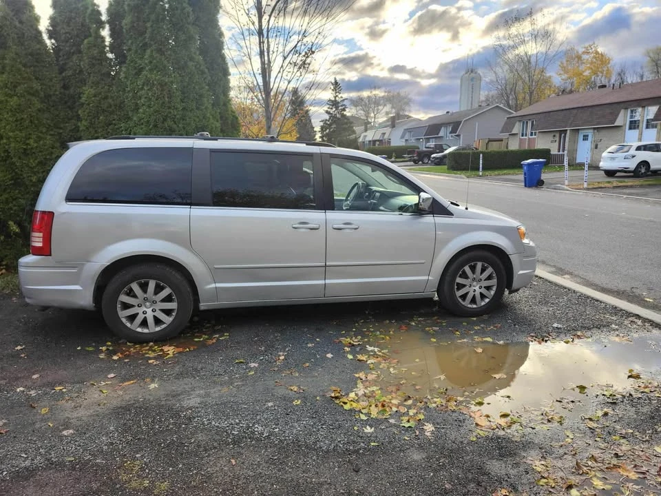 2008 Chrysler Town & Country - Image 3 of 5