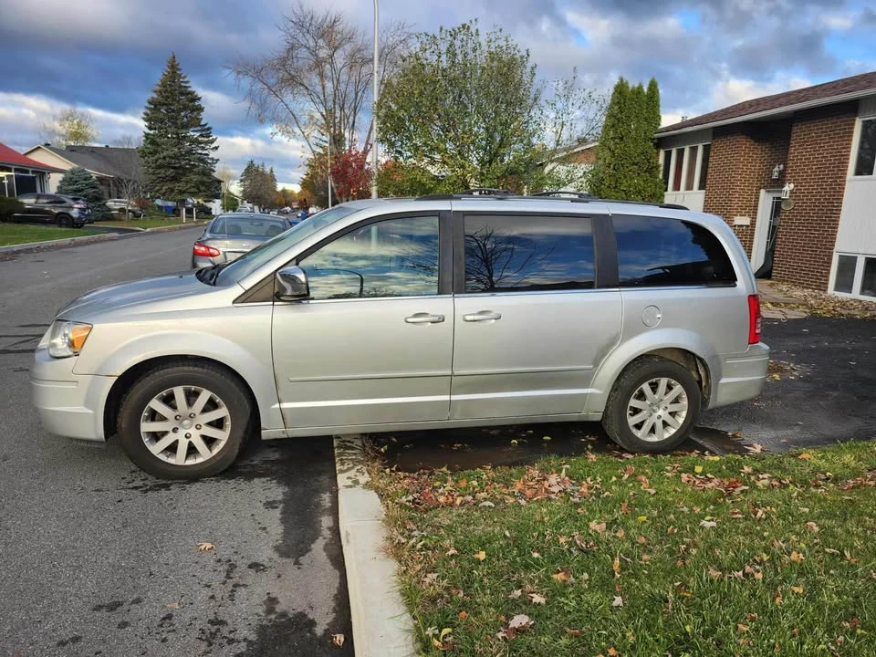 2008 Chrysler Town & Country - Image 2 of 5