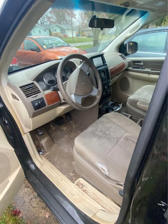 2008 Chrysler Town & Country - Image 2 of 5