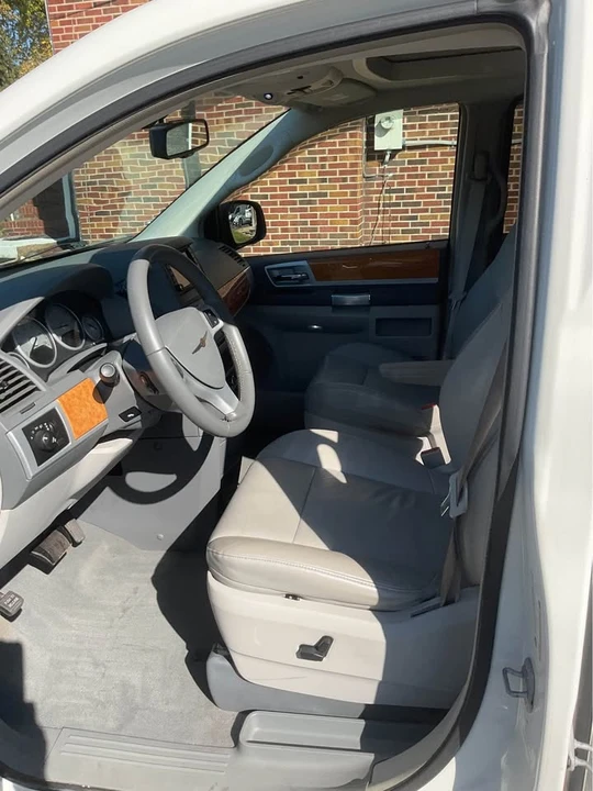 2008 Chrysler Town & Country - Image 9 of 11