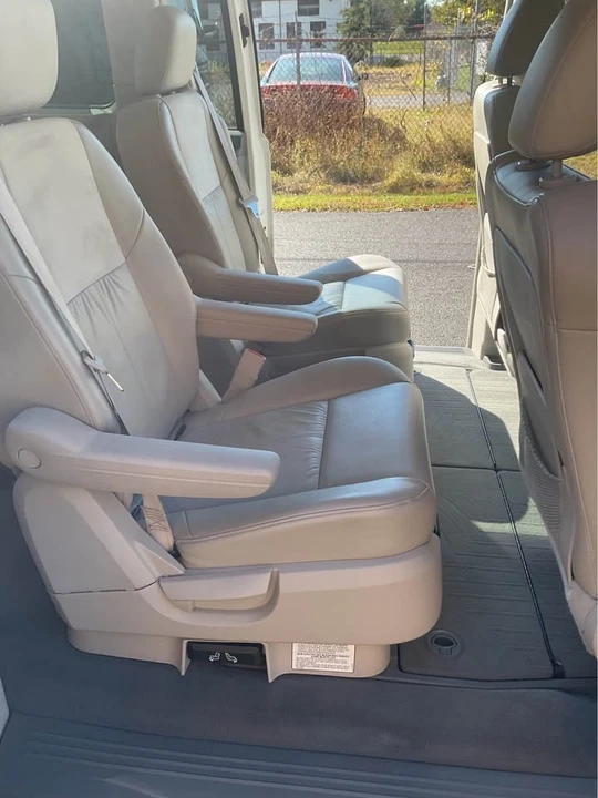 2008 Chrysler Town & Country - Image 6 of 11