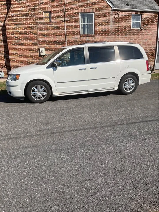 2008 Chrysler Town & Country - Image 2 of 11
