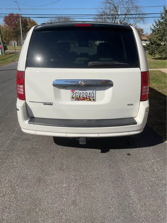 2008 Chrysler Town & Country - Image 4 of 11