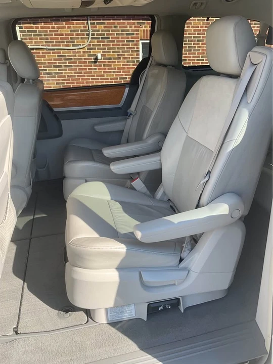 2008 Chrysler Town & Country - Image 10 of 11