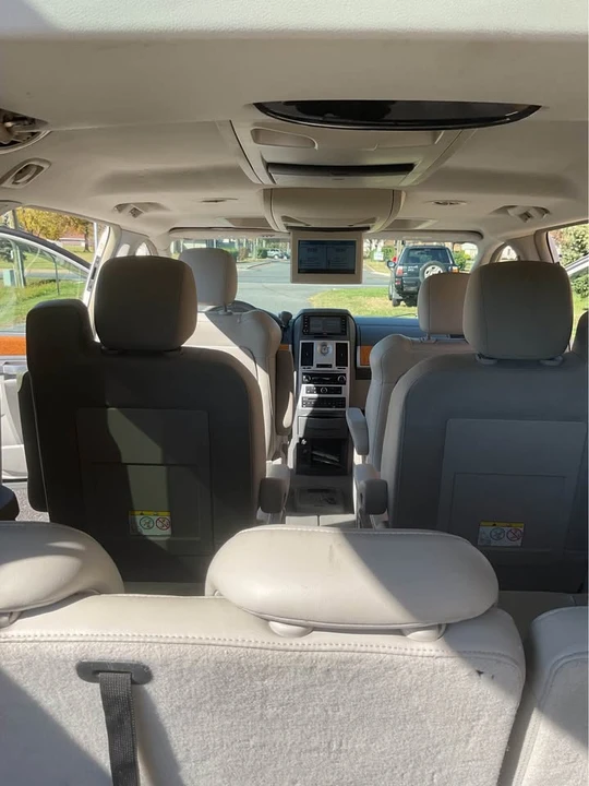 2008 Chrysler Town & Country - Image 5 of 11