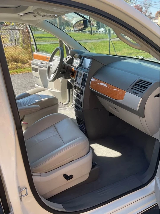 2008 Chrysler Town & Country - Image 7 of 11