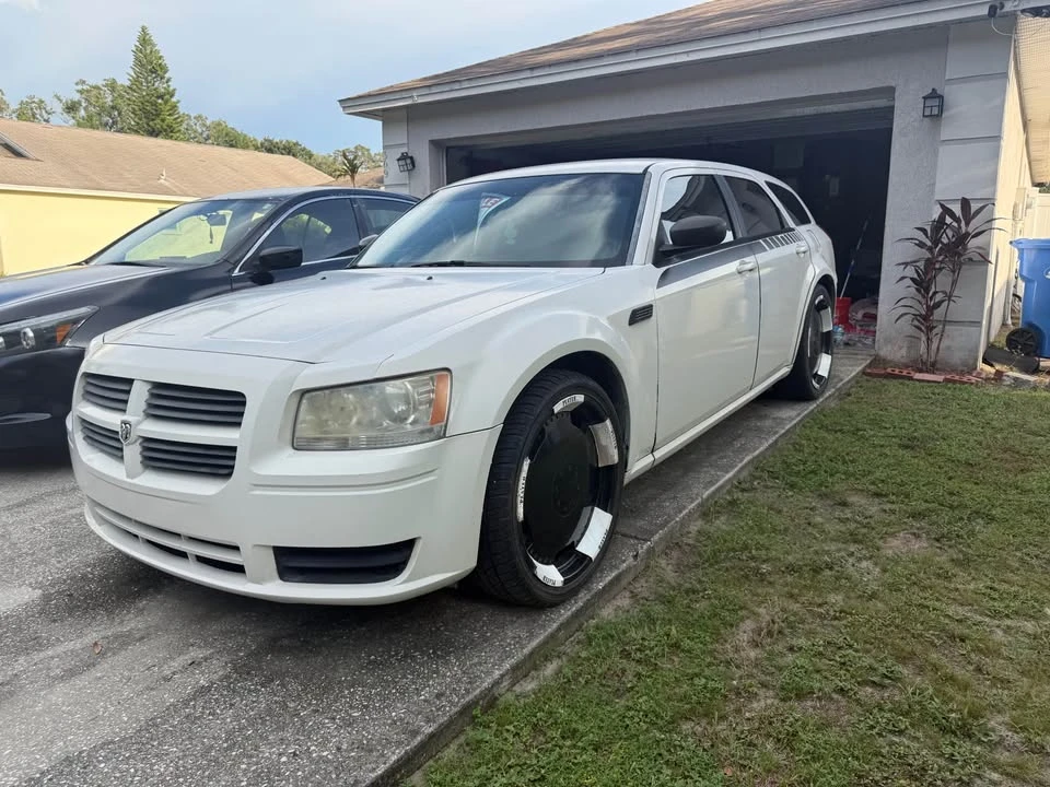 2008 Dodge Magnum 2nd Gen Wagon - Image 2 of 15
