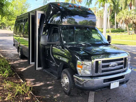 2008 Ford E-450 Super Duty Cutaway Van