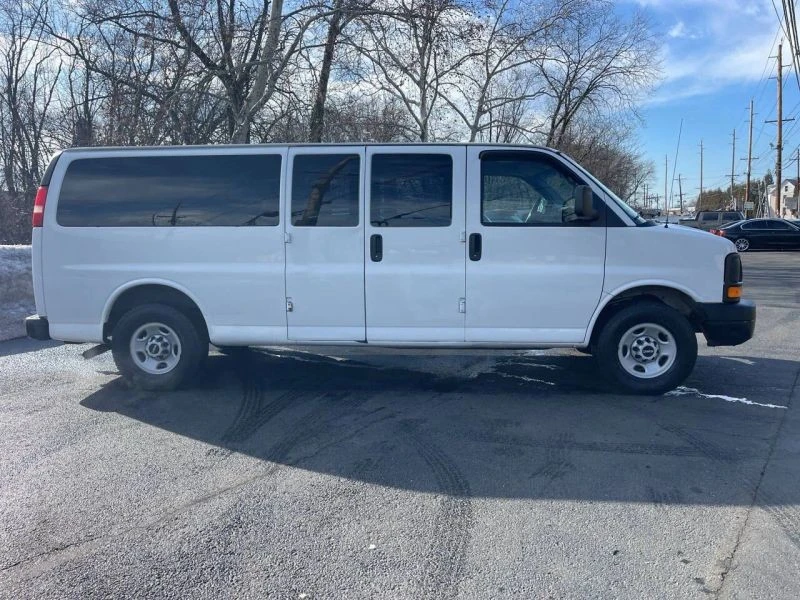 2008 GMC Savana - Image 3 of 12