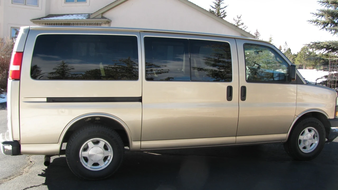 2008 GMC Savana - Image 3 of 14