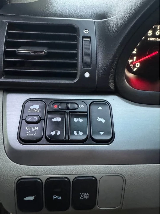 2008 Honda Odyssey - Image 10 of 13