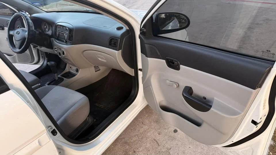2008 Hyundai Accent - Image 6 of 9