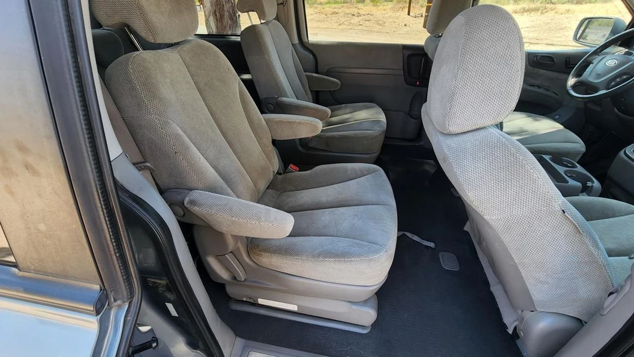 2008 Kia Carnival - Image 18 of 21