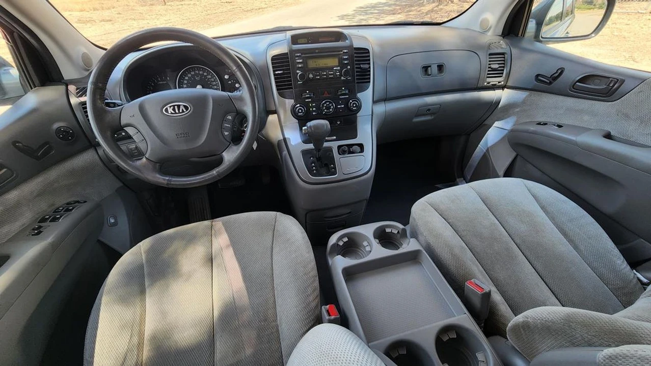 2008 Kia Carnival - Image 8 of 21