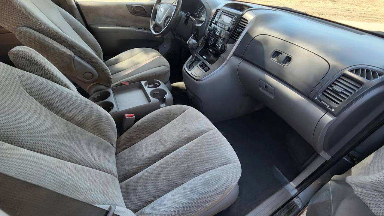 2008 Kia Carnival - Image 10 of 21