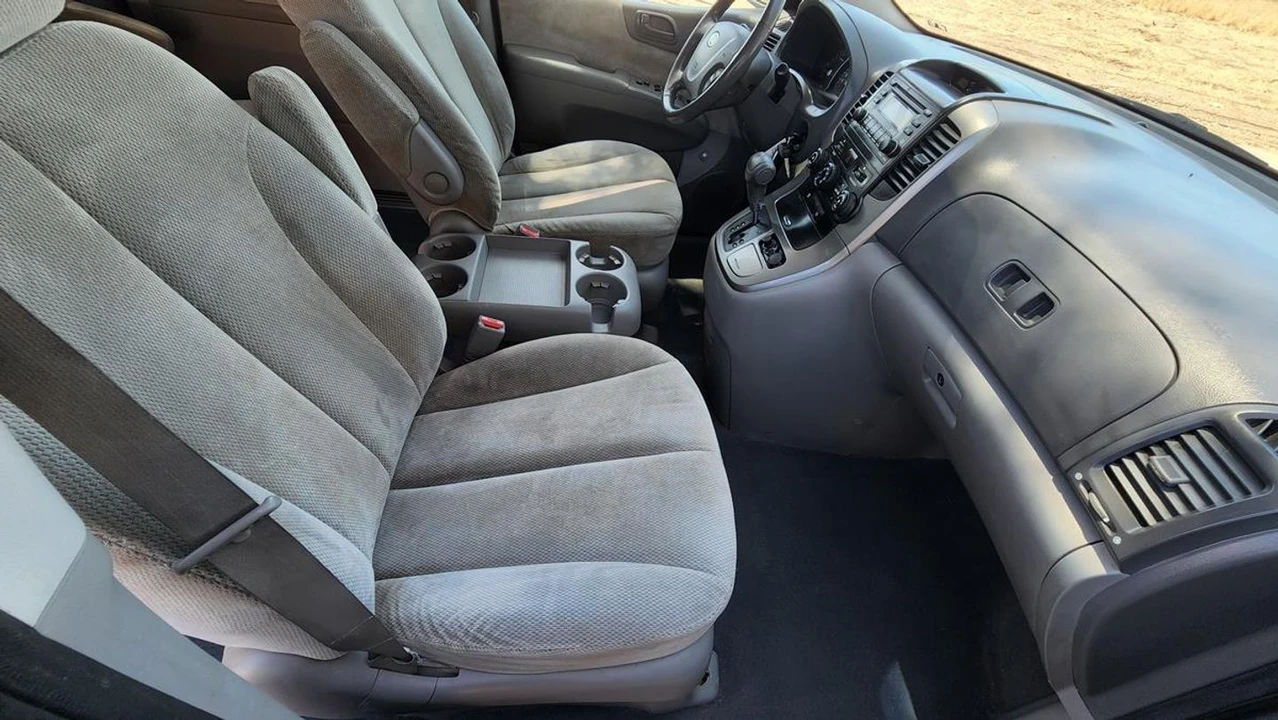 2008 Kia Carnival - Image 15 of 21