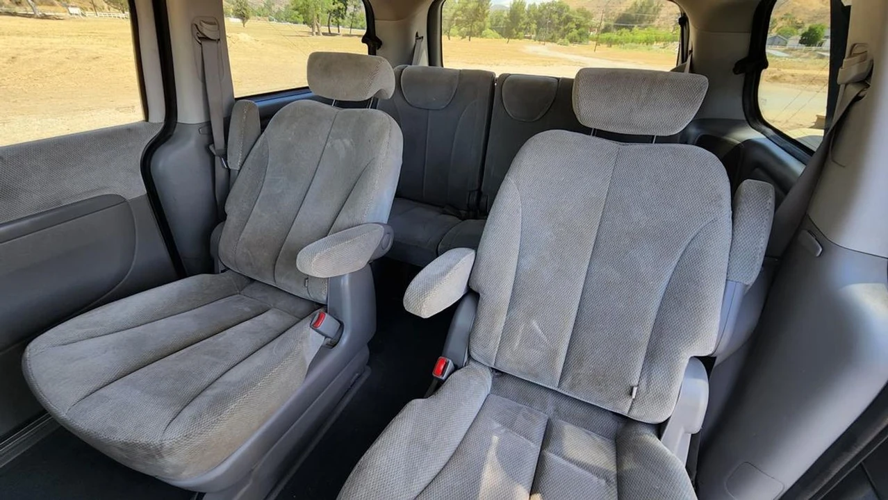 2008 Kia Carnival - Image 16 of 21