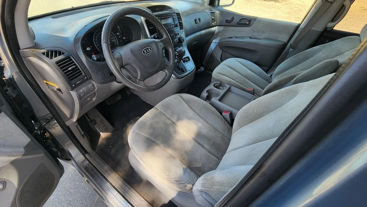 2008 Kia Carnival - Image 9 of 21