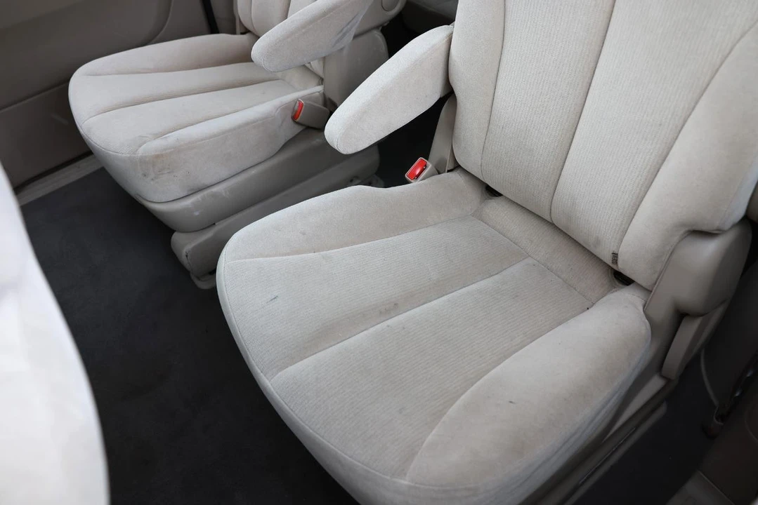 2008 Kia Carnival - Image 10 of 21