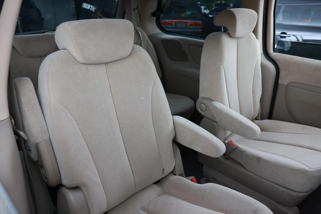 2008 Kia Carnival - Image 14 of 21