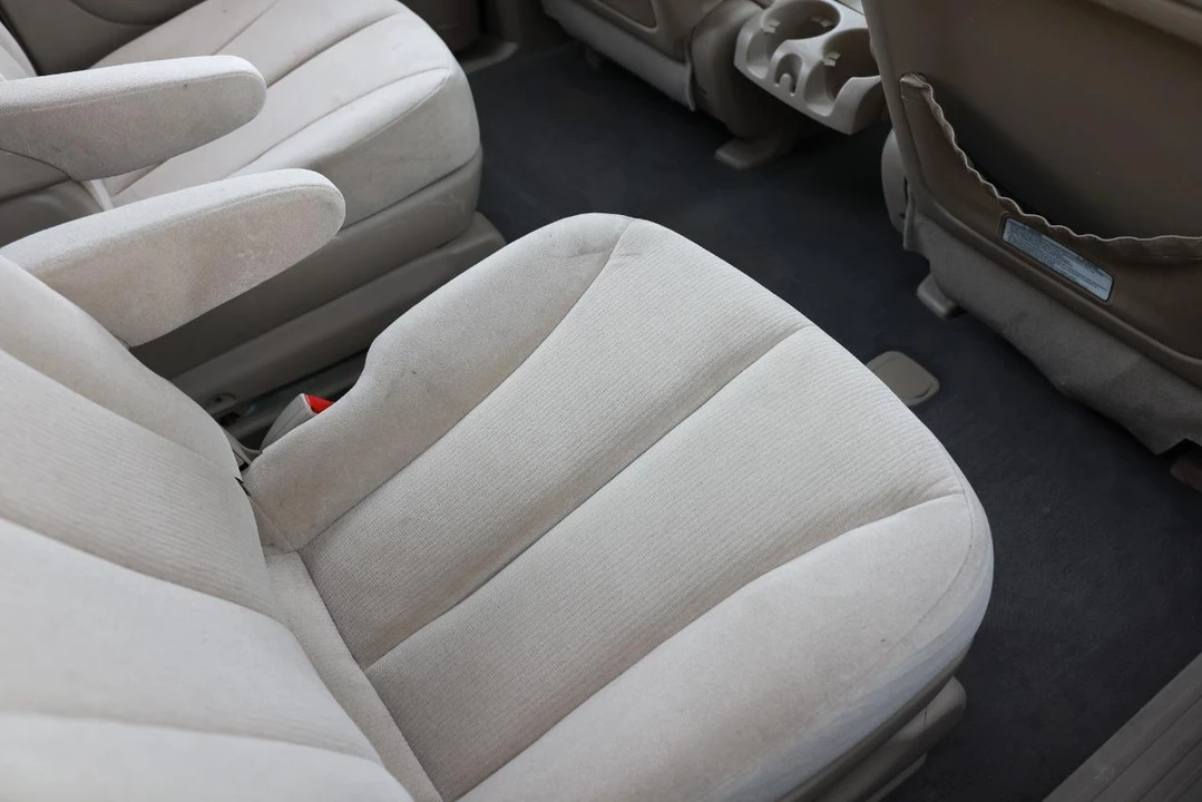 2008 Kia Carnival - Image 12 of 21