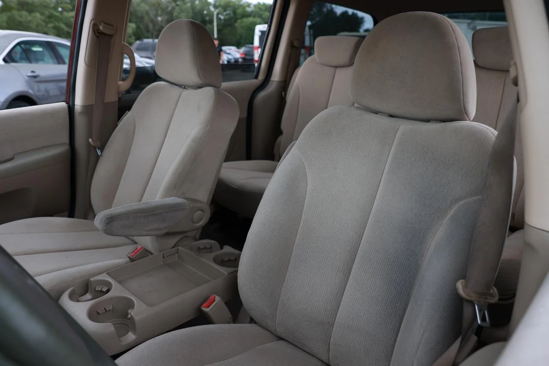 2008 Kia Carnival - Image 6 of 21