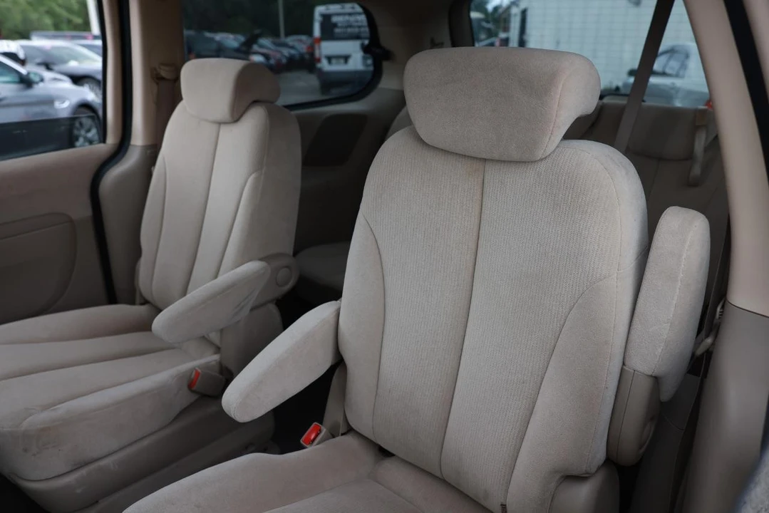 2008 Kia Carnival - Image 8 of 21