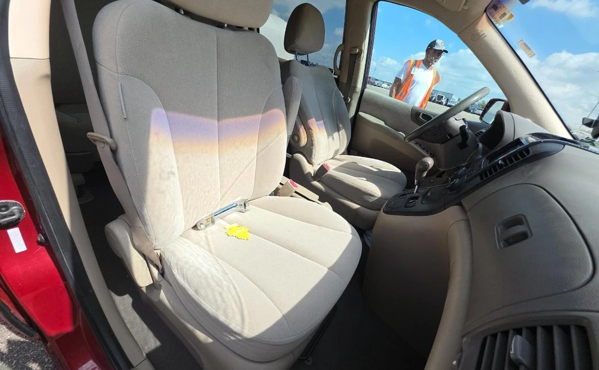 2008 Kia Carnival - Image 8 of 13