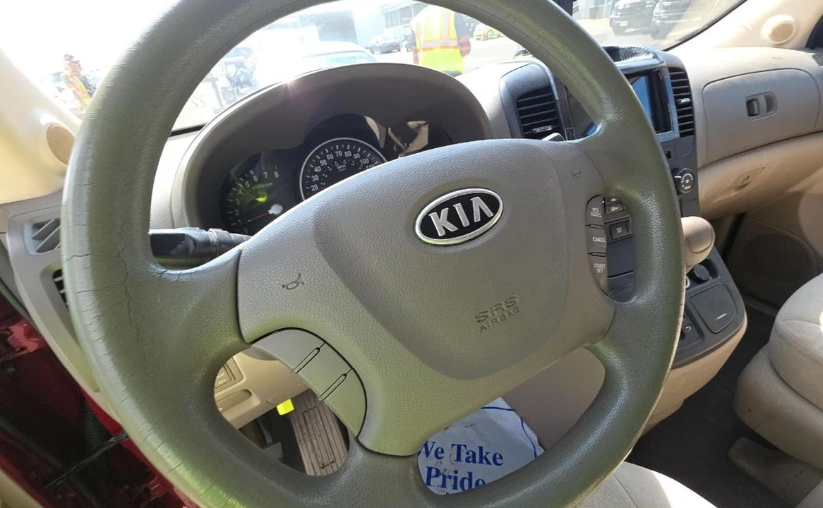 2008 Kia Carnival - Image 10 of 13