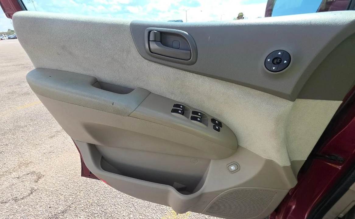 2008 Kia Carnival - Image 9 of 13