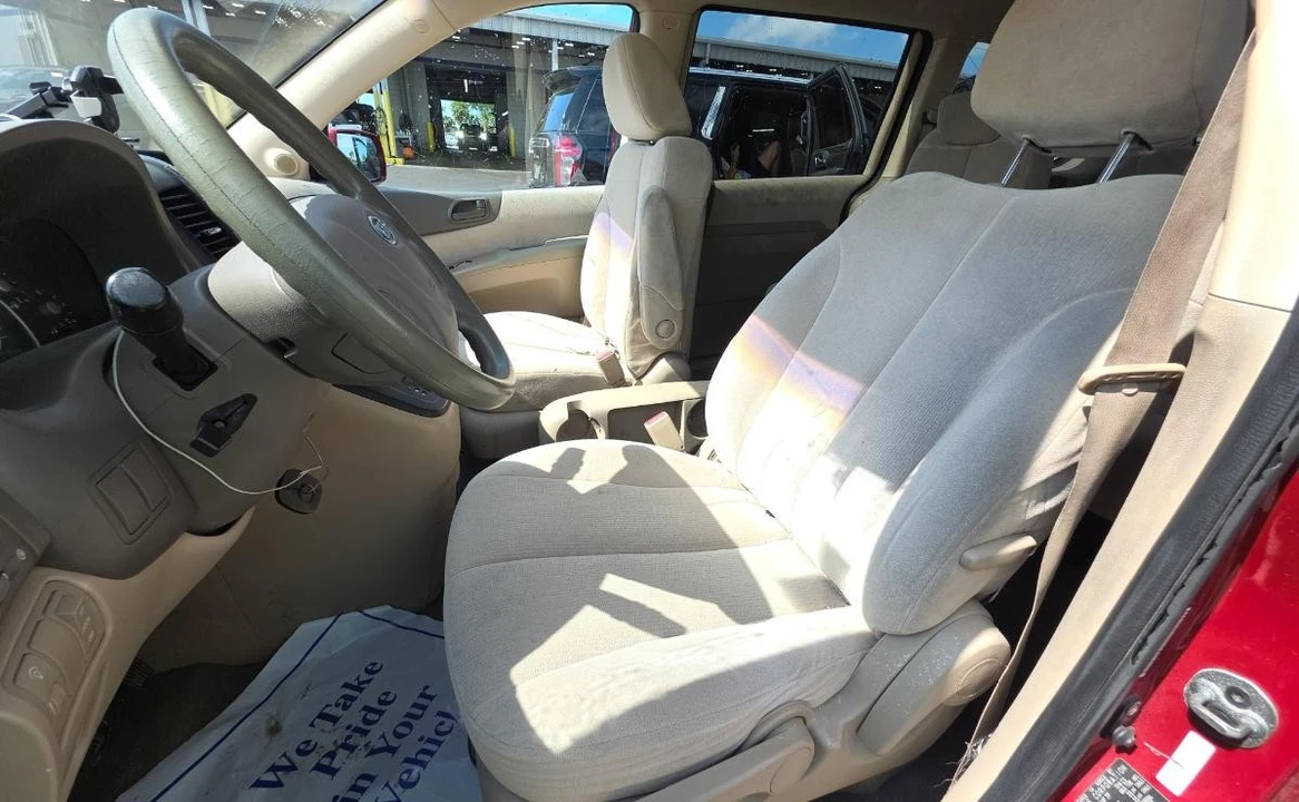 2008 Kia Carnival - Image 7 of 13