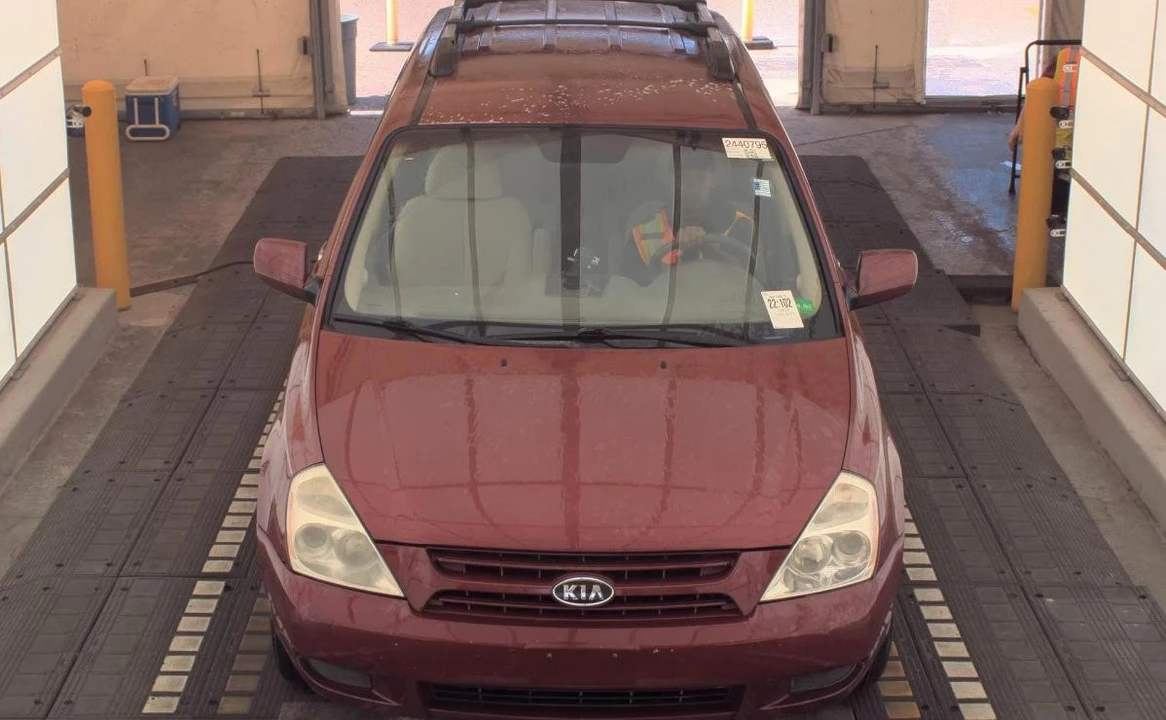2008 Kia Carnival - Image 2 of 13