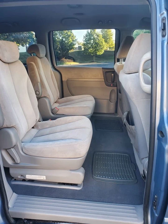 2008 Kia Carnival - Image 9 of 18