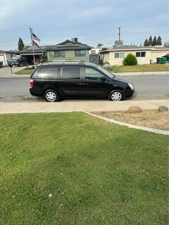 2008 Kia Carnival - Image 2 of 11