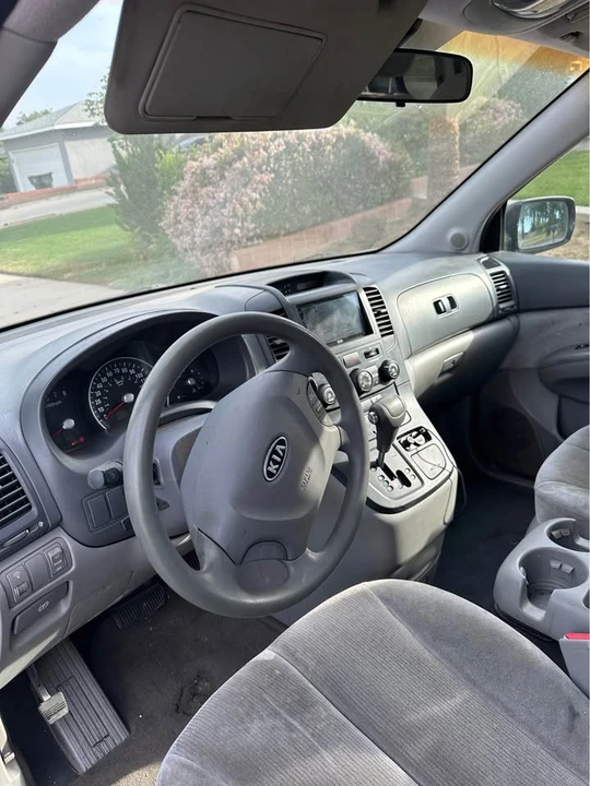 2008 Kia Carnival - Image 10 of 11