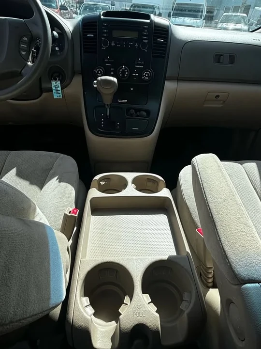2008 Kia Carnival - Image 14 of 18